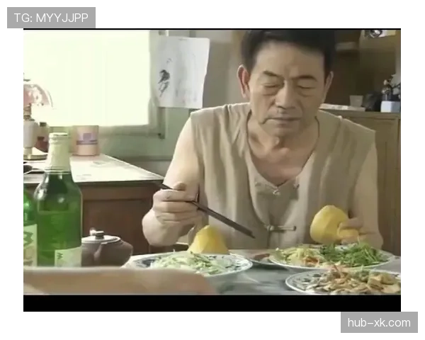 崔家溪训练完回家路上还在啃鸡胸肉，这人是真把自律当饭吃啊